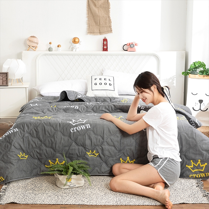 91家纺网 家纺一手货源 找家纺 2025新款亲肤芦荟棉夏被空调被夏凉被 加冕