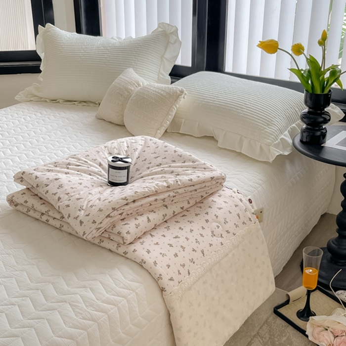 91家纺网 家纺一手货源 找家纺 奈萝家纺 2024新款法式花边款针织夏被春秋被可机洗 春天里