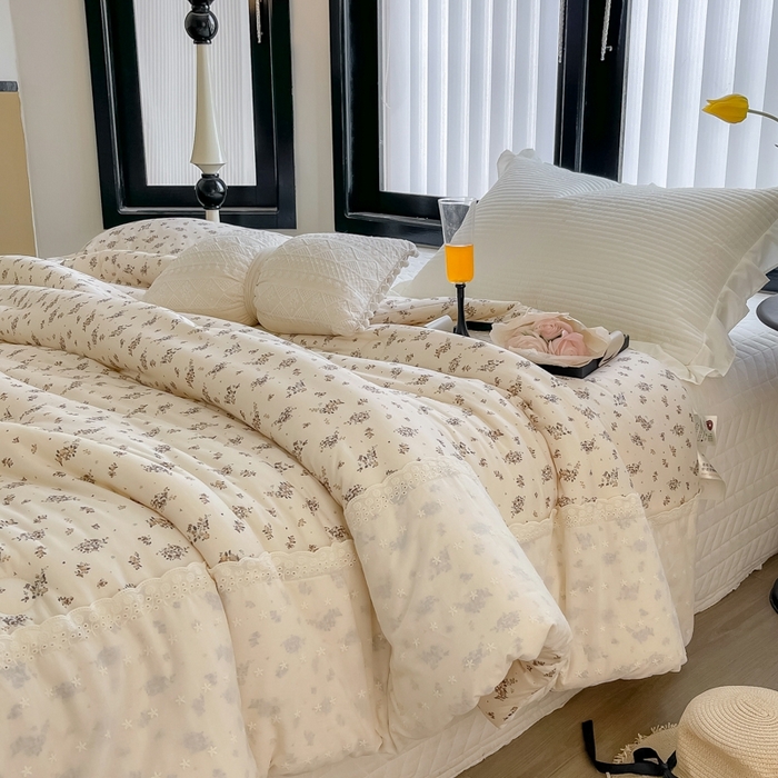 91家纺网 家纺一手货源 找家纺 奈萝家纺 2024新款法式花边款针织夏被春秋被可机洗 春日情