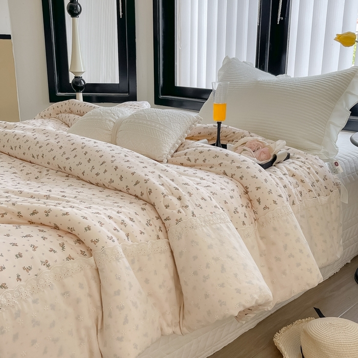 91家纺网 家纺一手货源 找家纺 奈萝家纺 2024新款法式花边款针织夏被春秋被可机洗 春天里