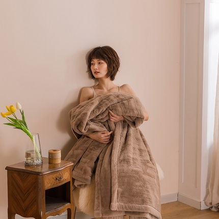 91家纺网 家纺一手货源 找家纺 （总）2025新款高克重短毛兔兔绒盖毯