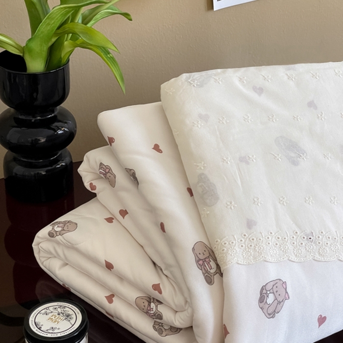 91家纺网 家纺一手货源 找家纺 奈萝家纺 2024新款法式花边款针织夏被春秋被可机洗 爱心兔