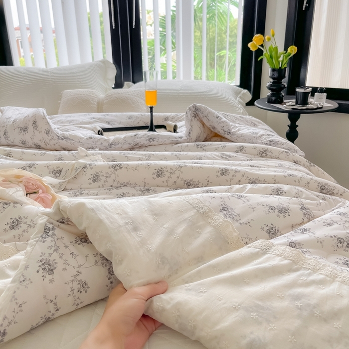 91家纺网 家纺一手货源 找家纺 奈萝家纺 2024新款法式花边款针织夏被春秋被可机洗 池影