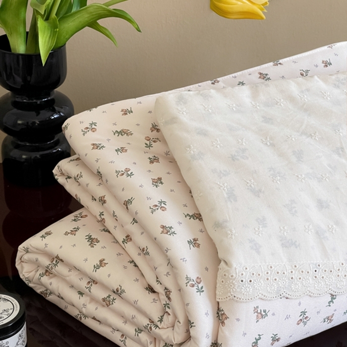 91家纺网 家纺一手货源 找家纺 奈萝家纺 2024新款法式花边款针织夏被春秋被可机洗 春天里