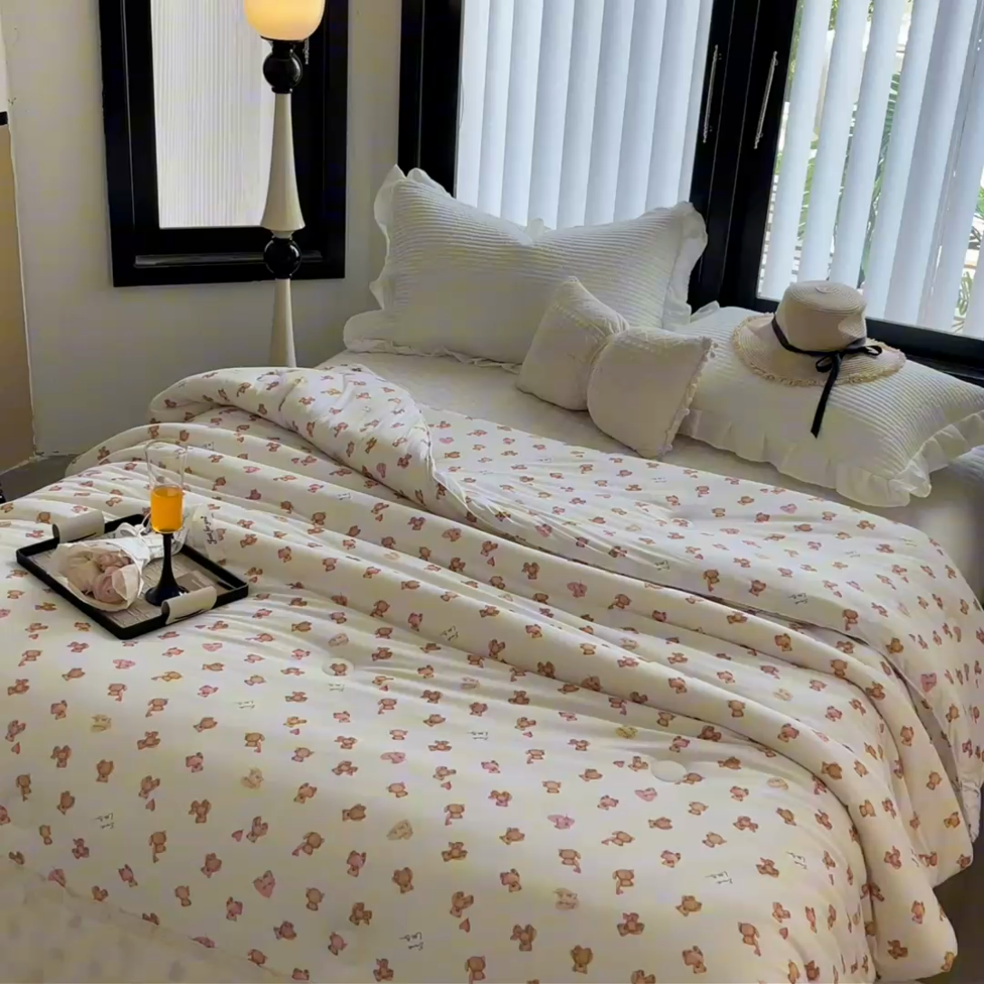 91家纺网 家纺一手货源 找家纺 奈萝家纺 2024新款法式花边款针织夏被春秋被可机洗 爱心熊