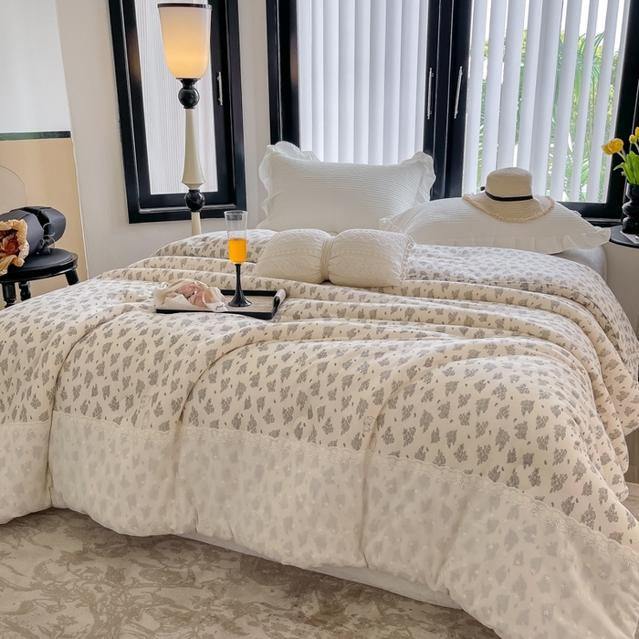 91家纺网 家纺一手货源 找家纺 奈萝家纺 2024新款法式花边款针织夏被春秋被可机洗 南法假日