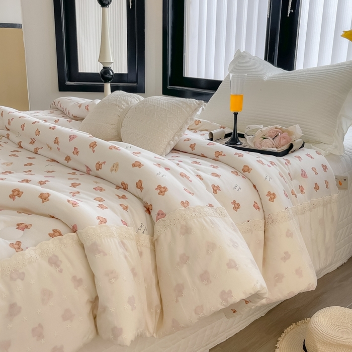 91家纺网 家纺一手货源 找家纺 奈萝家纺 2024新款法式花边款针织夏被春秋被可机洗 爱心熊