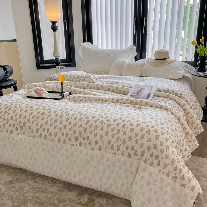 91家纺网 家纺一手货源 找家纺 奈萝家纺 2024新款法式花边款针织夏被春秋被可机洗 南法假日