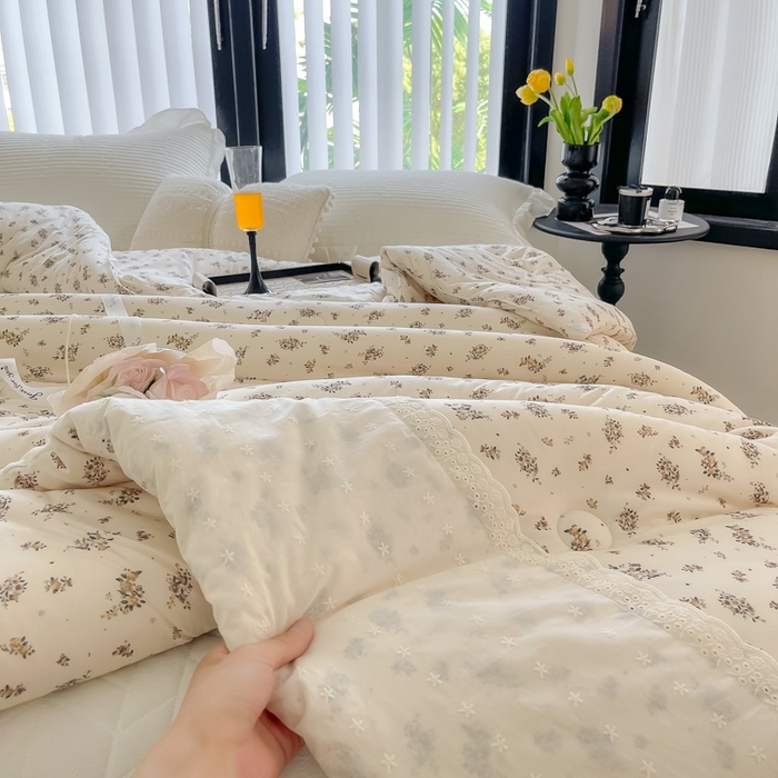 91家纺网 家纺一手货源 找家纺 奈萝家纺 2024新款法式花边款针织夏被春秋被可机洗 春日情