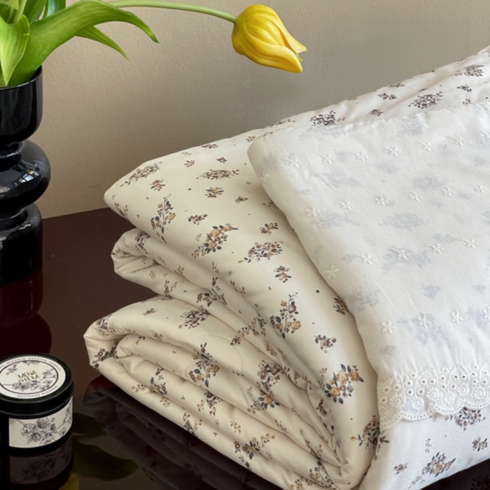 91家纺网 家纺一手货源 找家纺 奈萝家纺 2024新款法式花边款针织夏被春秋被可机洗 春日情