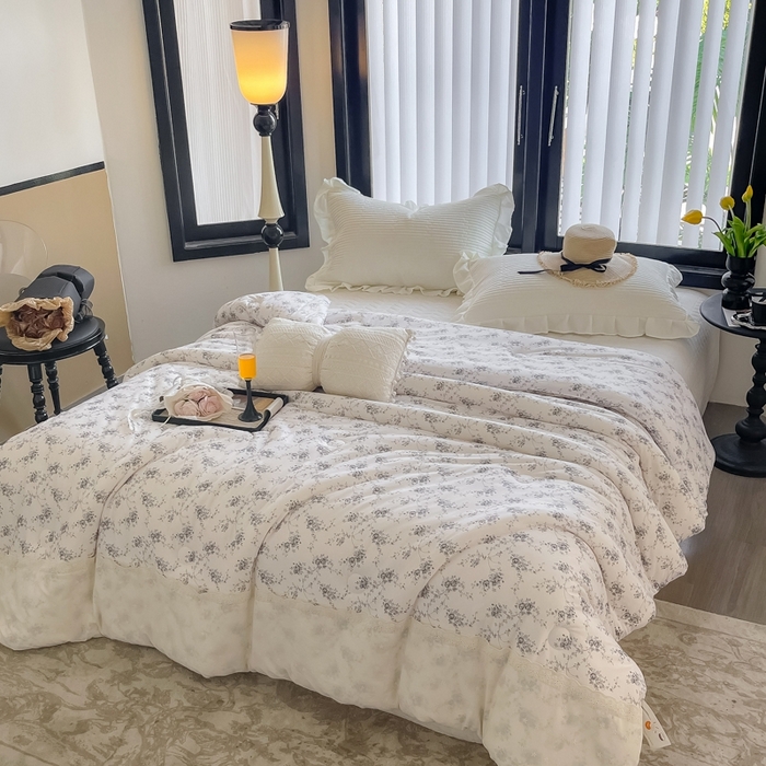 91家纺网 家纺一手货源 找家纺 奈萝家纺 2024新款法式花边款针织夏被春秋被可机洗 池影