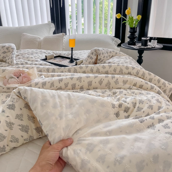 91家纺网 家纺一手货源 找家纺 奈萝家纺 2024新款法式花边款针织夏被春秋被可机洗 南法假日