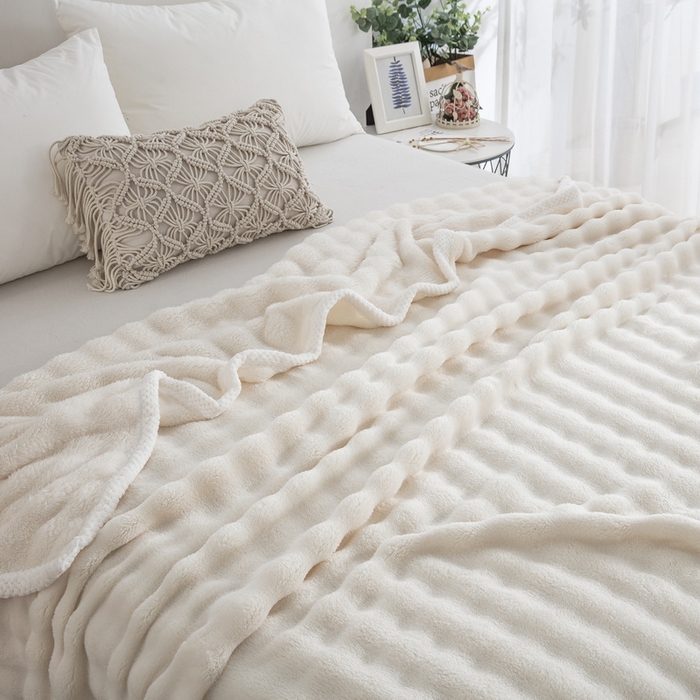 91家纺网 家纺一手货源 找家纺 卉晨家纺 2024新款牛奶绒兔毛绒空调毯午睡毯泡泡毛毯 简约白