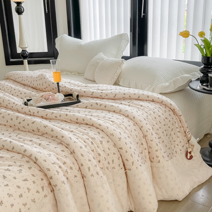 91家纺网 家纺一手货源 找家纺 奈萝家纺 2024新款法式花边款针织夏被春秋被可机洗 春天里