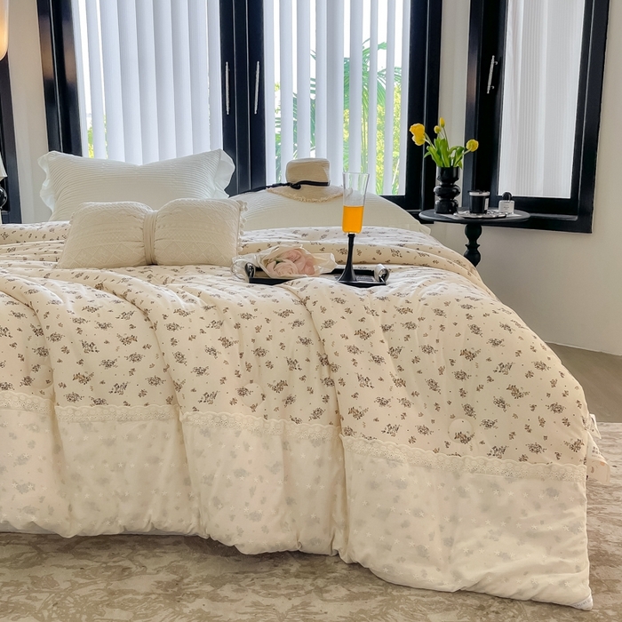 91家纺网 家纺一手货源 找家纺 奈萝家纺 2024新款法式花边款针织夏被春秋被可机洗 春日情