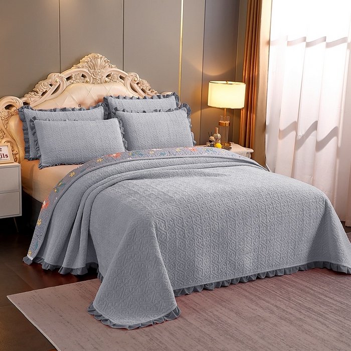 91家纺网 家纺一手货源 找家纺 晶缦家纺 2024新款纯色小花边牛奶绒床盖三件套 暖馨-浅灰