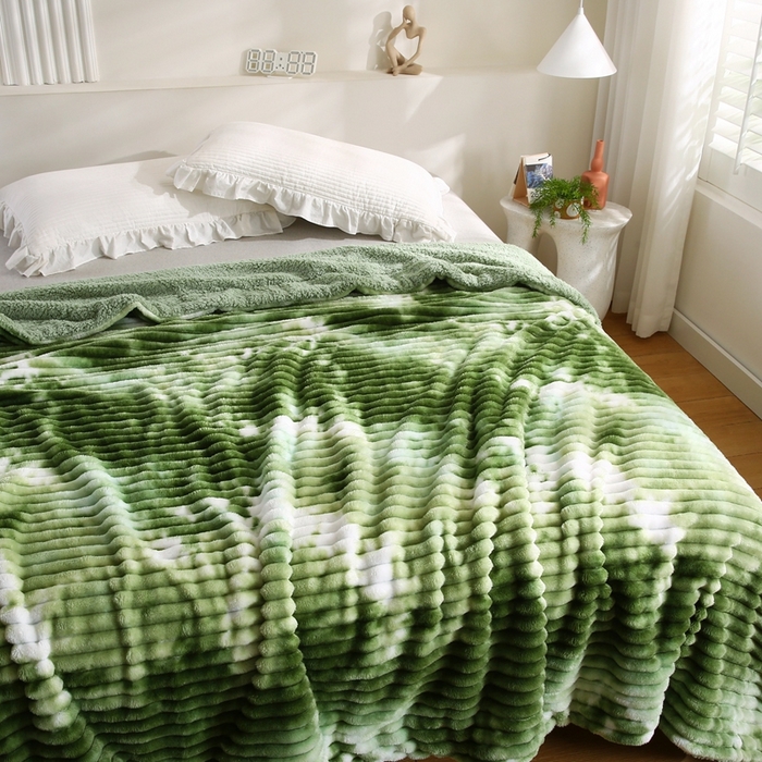 91家纺网 家纺一手货源 找家纺 巴木赫 2024新款同色印花抽条羊羔绒毛毯 草绿同色羊羔绒