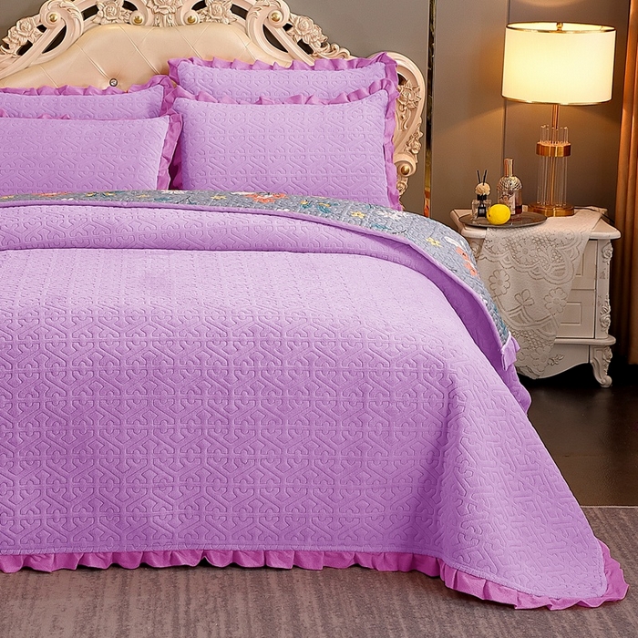 91家纺网 家纺一手货源 找家纺 晶缦家纺 2024新款纯色小花边牛奶绒床盖三件套 暖馨-浅紫