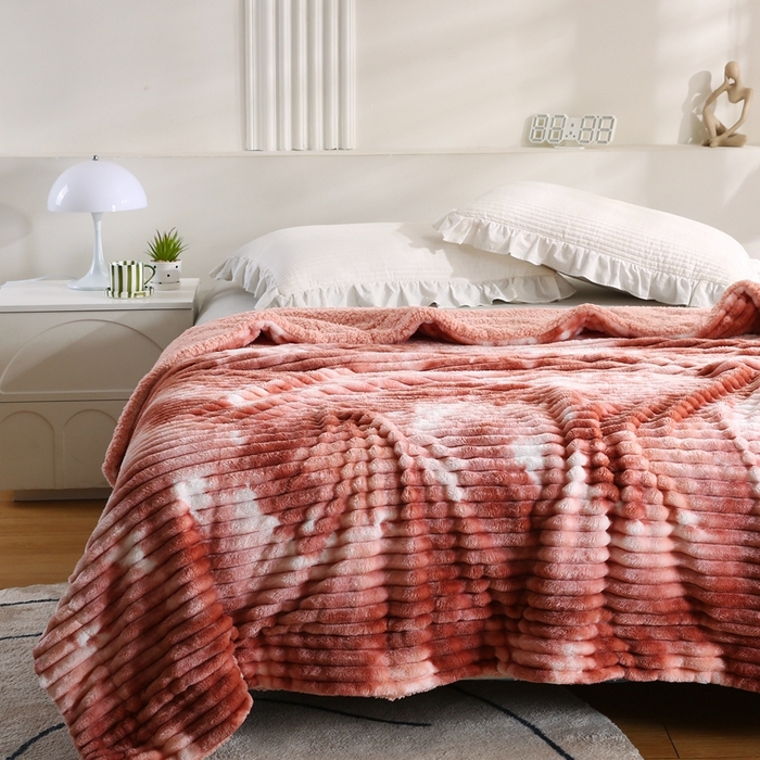 91家纺网 家纺一手货源 找家纺 巴木赫 2024新款同色印花抽条羊羔绒毛毯 橙红同色羊羔绒