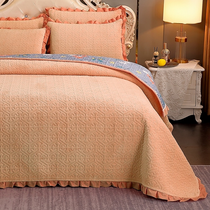 91家纺网 家纺一手货源 找家纺 晶缦家纺 2024新款纯色小花边牛奶绒床盖三件套 暖馨-浅咖