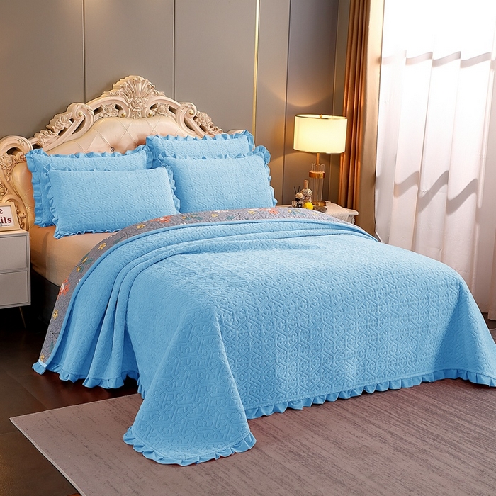 91家纺网 家纺一手货源 找家纺 晶缦家纺 2024新款纯色小花边牛奶绒床盖三件套 暖馨-天蓝