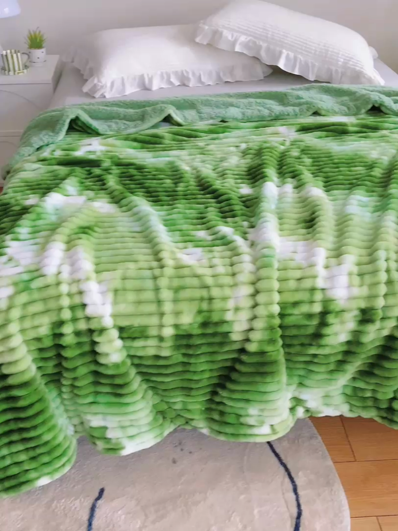 91家纺网 家纺一手货源 找家纺 巴木赫 2024新款同色印花抽条羊羔绒毛毯 草绿同色羊羔绒