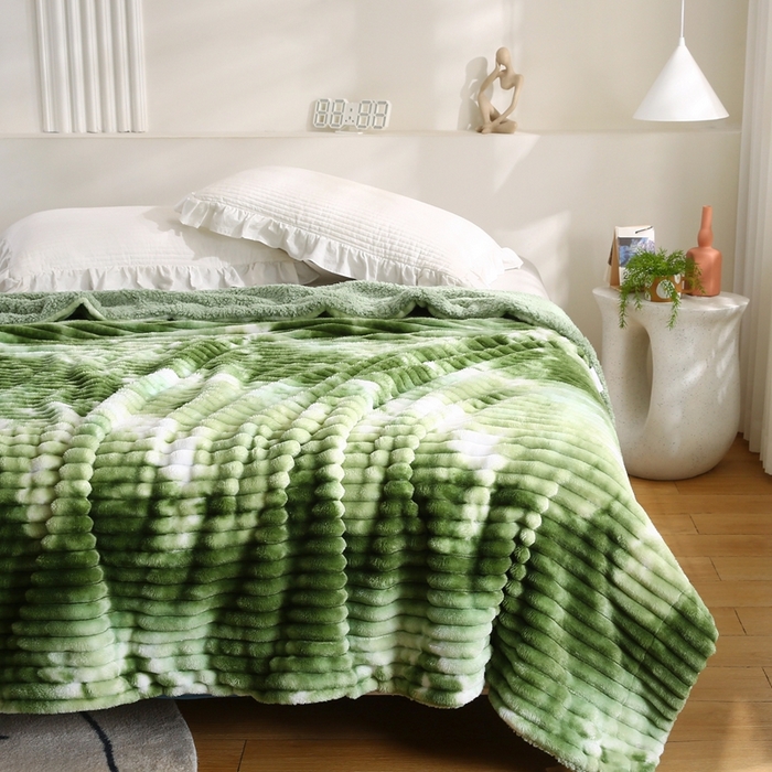 91家纺网 家纺一手货源 找家纺 巴木赫 2024新款同色印花抽条羊羔绒毛毯 草绿同色羊羔绒