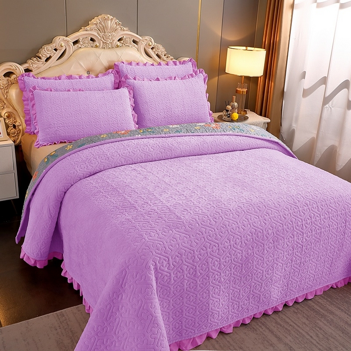 91家纺网 家纺一手货源 找家纺 晶缦家纺 2024新款纯色小花边牛奶绒床盖三件套 暖馨-浅紫