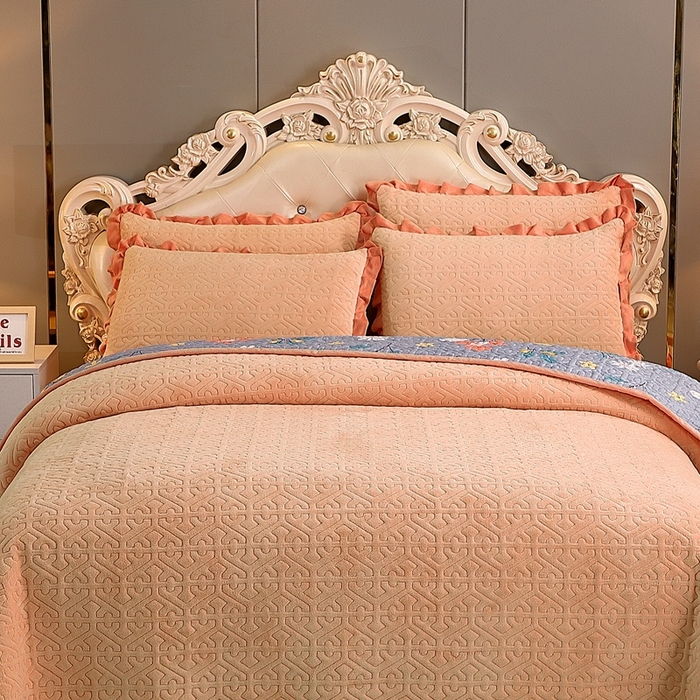 91家纺网 家纺一手货源 找家纺 晶缦家纺 2024新款纯色小花边牛奶绒床盖三件套 暖馨-浅咖