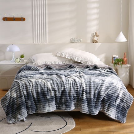 91家纺网 家纺一手货源 找家纺 巴木赫 2024新款同色印花抽条羊羔绒毛毯 石墨同色羊羔绒