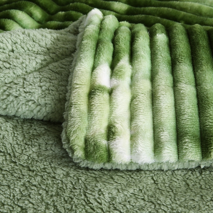 91家纺网 家纺一手货源 找家纺 巴木赫 2024新款同色印花抽条羊羔绒毛毯 草绿同色羊羔绒