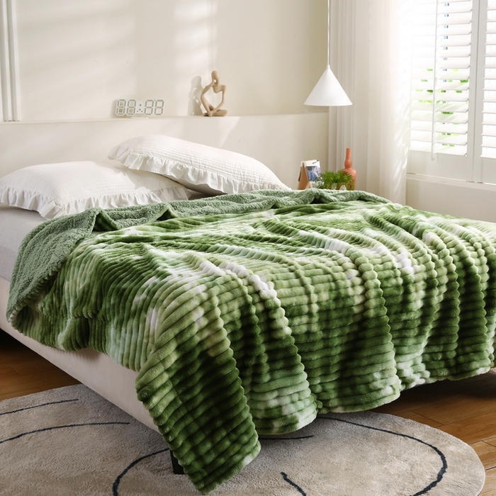 91家纺网 家纺一手货源 找家纺 巴木赫 2024新款同色印花抽条羊羔绒毛毯 草绿同色羊羔绒