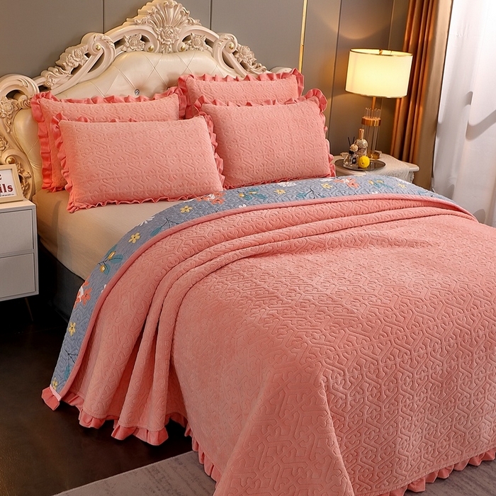 91家纺网 家纺一手货源 找家纺 晶缦家纺 2024新款纯色小花边牛奶绒床盖三件套 暖馨-玉色