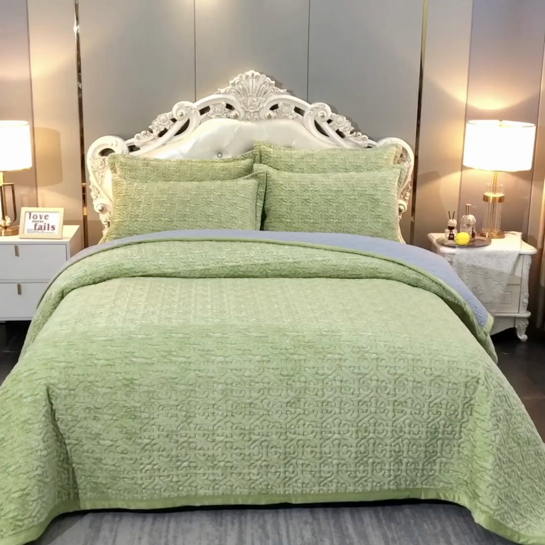 91家纺网 家纺一手货源 找家纺 晶缦家纺 2024新款水波纹色织牛奶绒床盖三件套 涟漪-浅绿