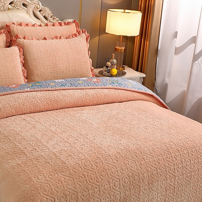 91家纺网 家纺一手货源 找家纺 晶缦家纺 2024新款纯色小花边牛奶绒床盖三件套 暖馨-浅咖