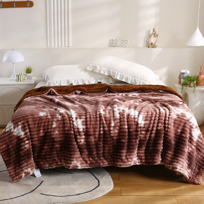 91家纺网 家纺一手货源 找家纺 巴木赫 2024新款同色印花抽条羊羔绒毛毯 棕咖同色羊羔绒