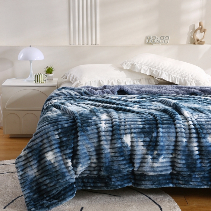 91家纺网 家纺一手货源 找家纺 巴木赫 2024新款同色印花抽条羊羔绒毛毯 海兰同色羊羔绒