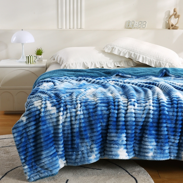 91家纺网 家纺一手货源 找家纺 巴木赫 2024新款同色印花抽条羊羔绒毛毯 天蓝同色羊羔绒