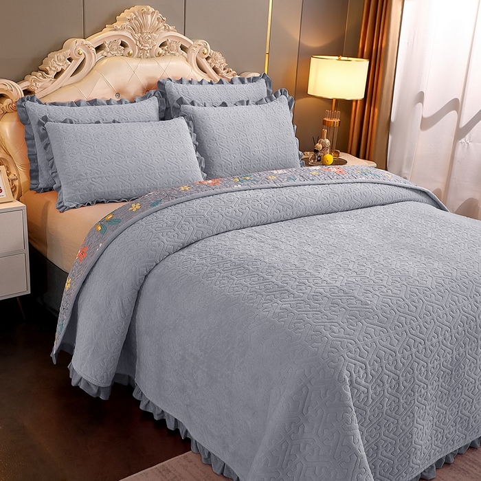 91家纺网 家纺一手货源 找家纺 晶缦家纺 2024新款纯色小花边牛奶绒床盖三件套 暖馨-浅灰