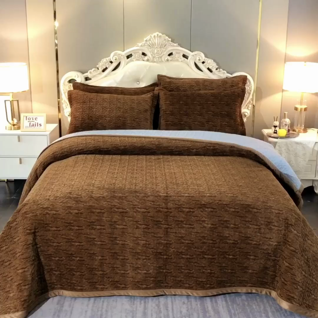 91家纺网 家纺一手货源 找家纺 晶缦家纺 2024新款水波纹色织牛奶绒床盖三件套 涟漪-深咖