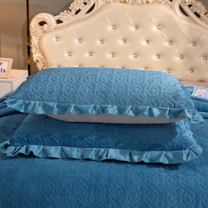 91家纺网 家纺一手货源 找家纺 晶缦家纺 2024新款纯色小花边牛奶绒床盖三件套 暖馨-宝石蓝