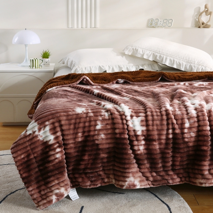 91家纺网 家纺一手货源 找家纺 巴木赫 2024新款同色印花抽条羊羔绒毛毯 棕咖同色羊羔绒