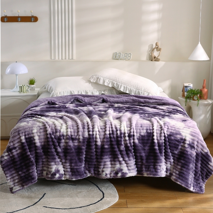 91家纺网 家纺一手货源 找家纺 巴木赫 2024新款同色印花抽条羊羔绒毛毯 葡萄紫同色羊羔绒