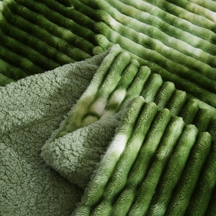 91家纺网 家纺一手货源 找家纺 巴木赫 2024新款同色印花抽条羊羔绒毛毯 草绿同色羊羔绒