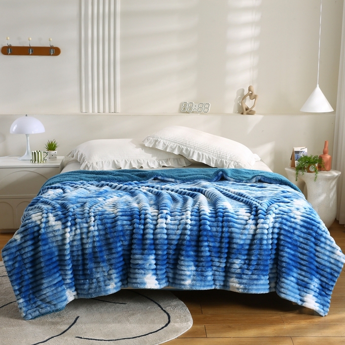 91家纺网 家纺一手货源 找家纺 巴木赫 2024新款同色印花抽条羊羔绒毛毯 天蓝同色羊羔绒