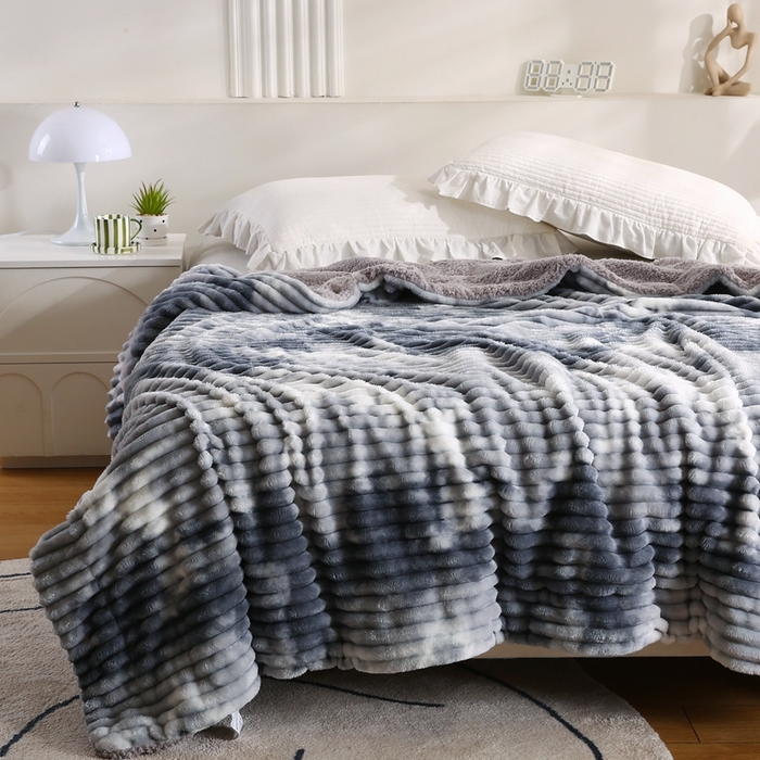 91家纺网 家纺一手货源 找家纺 巴木赫 2024新款同色印花抽条羊羔绒毛毯 石墨同色羊羔绒