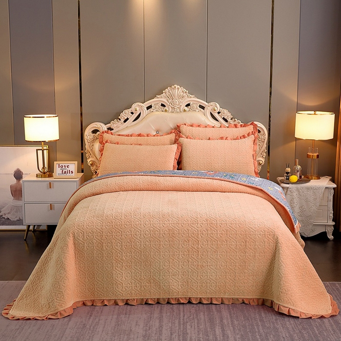 91家纺网 家纺一手货源 找家纺 晶缦家纺 2024新款纯色小花边牛奶绒床盖三件套 暖馨-浅咖