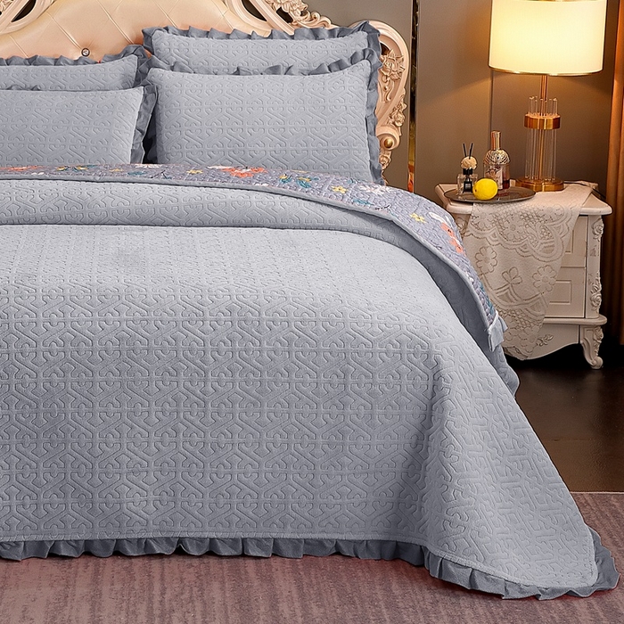 91家纺网 家纺一手货源 找家纺 晶缦家纺 2024新款纯色小花边牛奶绒床盖三件套 暖馨-浅灰