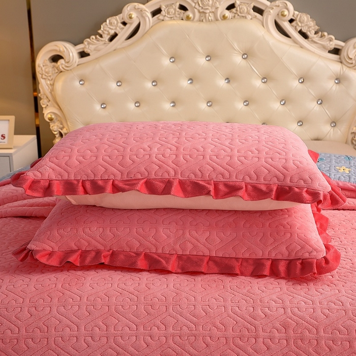 91家纺网 家纺一手货源 找家纺 晶缦家纺 2024新款纯色小花边牛奶绒床盖三件套 暖馨-豆沙