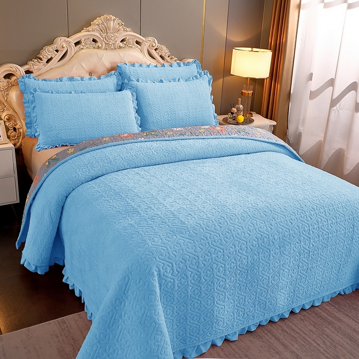 91家纺网 家纺一手货源 找家纺 晶缦家纺 2024新款纯色小花边牛奶绒床盖三件套 暖馨-天蓝